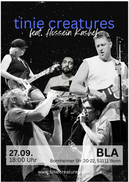 Auf dem Tourplakat sind verschiedene Personen mit ihre  jeweiligen Instrumenten abgebildet im Stil einer Collage. Darüber steht der Name der Band 'Tinie Creatures feat Hossein Kashef'. Am unteten Bildrand befinden sich Informationen zu Zeit und Ort. BLA am 27.09. ab 18 Uhr. 